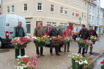 Übergabe der Blumenampeln