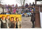 v.l.n.r. Kita Leiterin Ursula Rühle begrüße BM Jörg Rehbaum, Magrit Dohm vom Bauamt und Sybille Frank Bereichsleiterin Kitas zum Jubiläum. Im Hintergrund die Kinder der Kita auf einem Spielgerät. Fotos Arlett Krickau