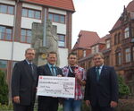 v.l.n.r. Norbert Dierkes, Sparkasse; Bürgermeister Jörg Rehbaum; Europas jüngster Hochseilartist Dean Schmidt; Martin Trahe Volksbank