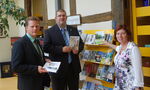 Neuer Empfangsbereich der Burg-Information und Stadtbibliothek mit Bürgemeister Jörg Rehbaum, Sachgebietsleiter Sven Reinald und Leiterin der Stadtbibliothek Stefanie Göthe-Obieglo (v.l.)