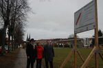 Clemens Engel, Vorsitzender Bau- und Umweltausschuss, Sonnhild Noack, Fachbereichsleiterin Stadtentwicklung und Jörg Rehbaum, Bürgermeister, (v.l.n.r.) bei der Freigabe des Bauschilds in der G.-Stollberg-Str.