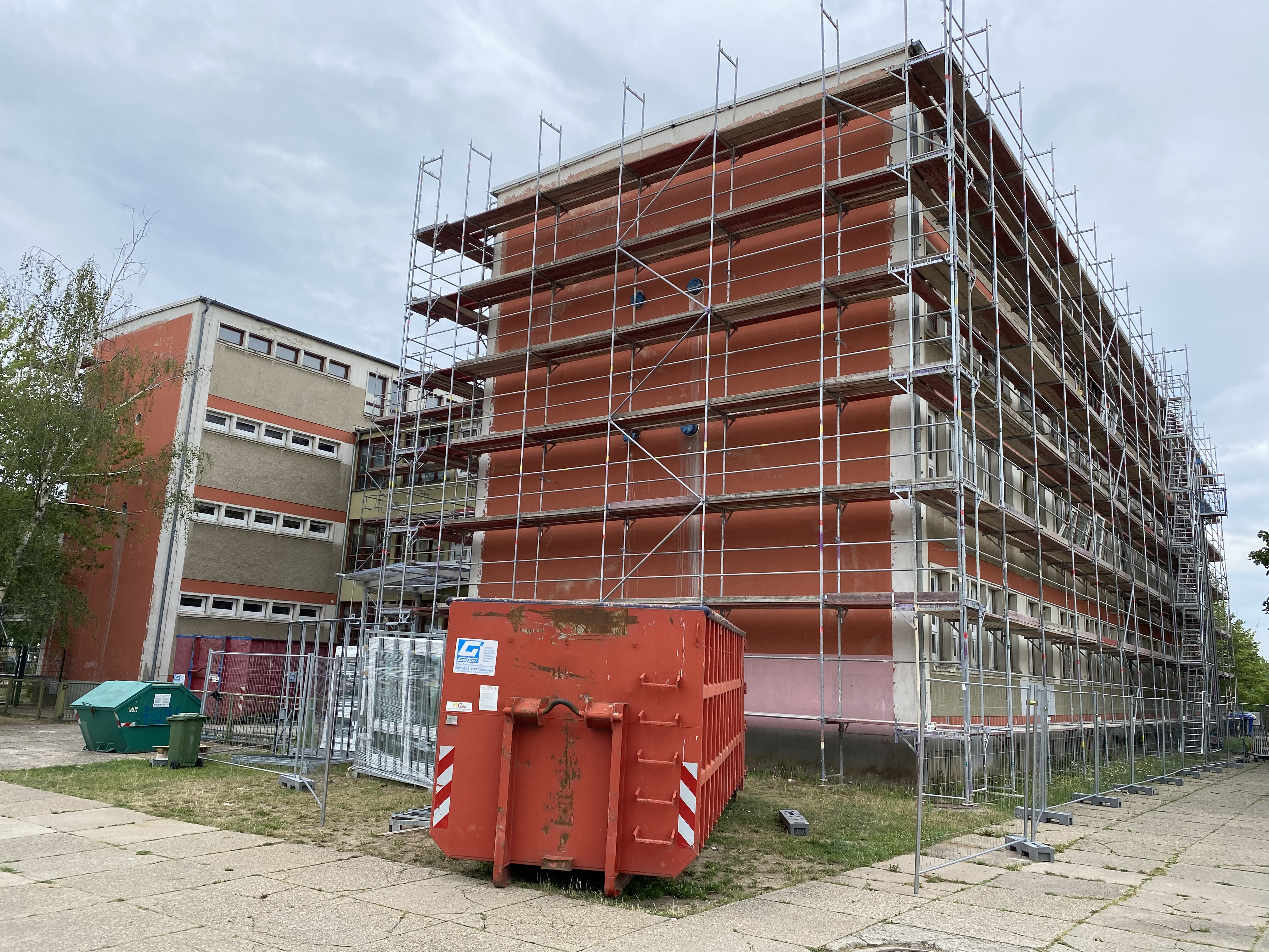 Die Gerüstbauarbeiten für die Fassadensanierung sind bereits erbracht worden.