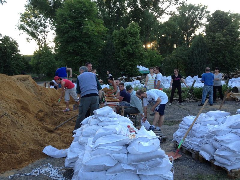 files/Stadt_Burg/Bilder/Hochwasser2013/Helfer1000x750.jpg