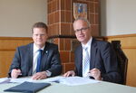 Bürgermeister Jörg Rehbaum (links) und Geschäftsführer der Stadtwerke Burg Dr. Alfred Kruse (rechts) bei der Vertragsunterzeichung des Stromliefervertrages.