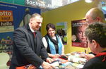 Ulf Petermann und Elke Schmidt informieren über das Angebot der Stadt Burg
