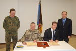 Bei der Unterzeichnung der Patenschaftsurkunde (v.l.n.r.): Brigadegeneral Volker Thomas, Logistikbrigade 1; Bataillonskommandant Armin Sprengel, Logistikbataillon 171; Bürgermeister Jörg Rehbaum; Ministerpräsident Dr. Reiner Haseloff