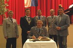 v.l.n.r.: Hauptmann Romeo Stellmacher, Bürgermeister Jörg Rehbaum, Oberst Karl Helmut Geyer, Major Christoph Bednarczyk, Oberstleutnant Ulrich Mach und Stadtratvorsitzender Markus Kurze